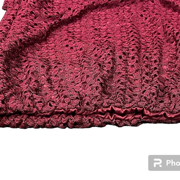 Lacey scoop neckline burgundy top. Size S - Picture 4 of 5
